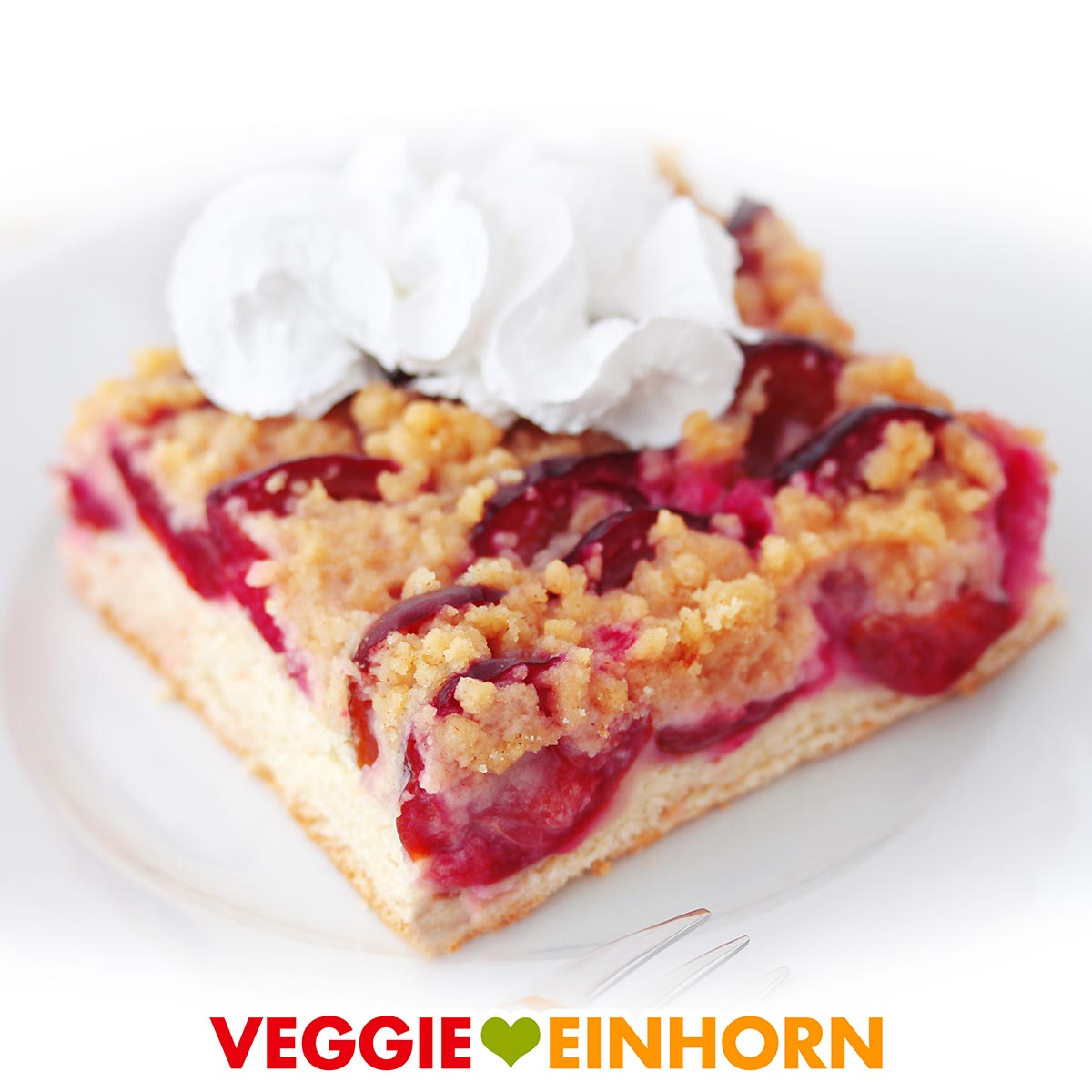 Veganer Hefeteig Zwetschgenkuchen mit Sahne