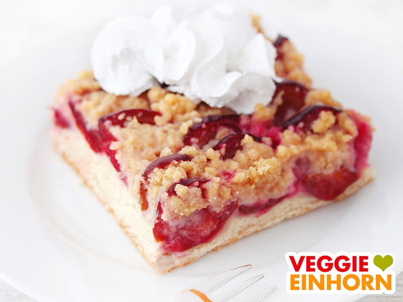 Veganer Zwetschgenkuchen mit Hefeteig