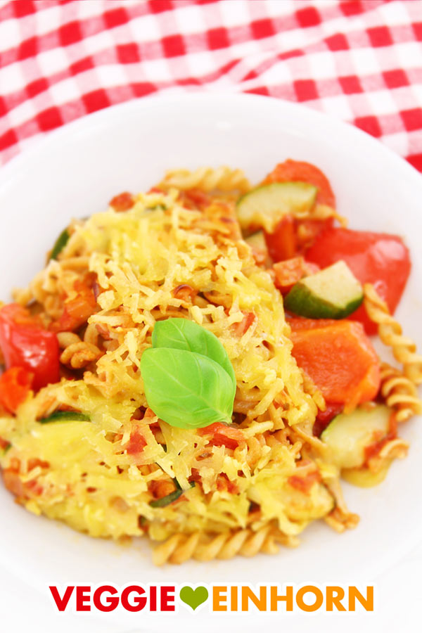 Veganer Nudelauflauf mit Zucchini und Paprika