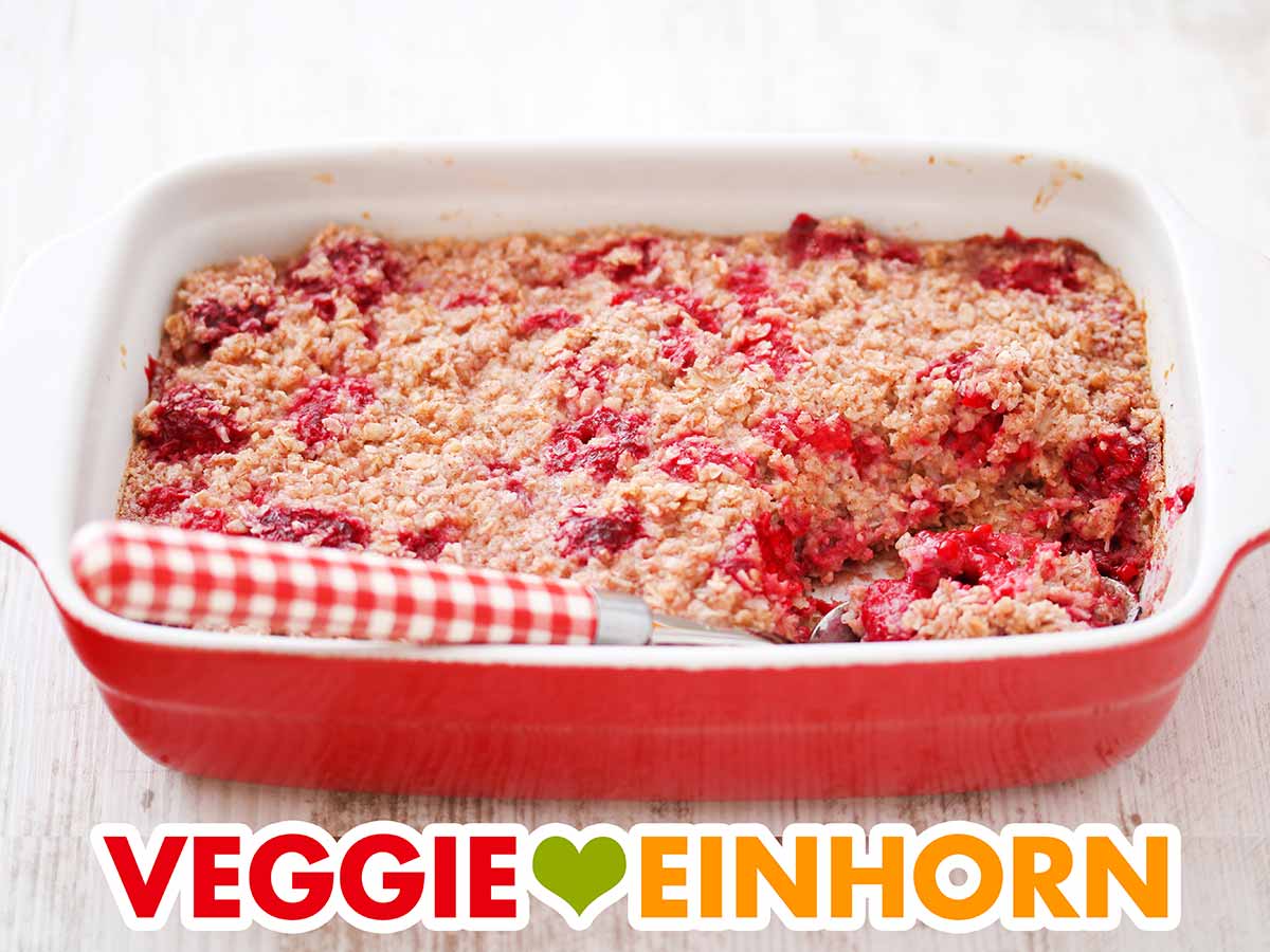 Eine Auflaufform mit Baked Oatmeal