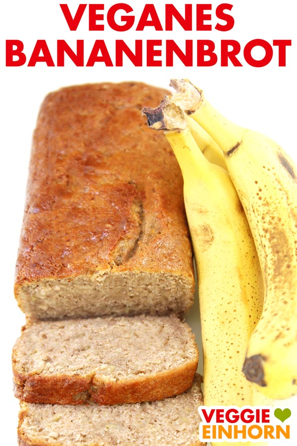 Ein angeschnittenes Banananbrot und drei Bananen