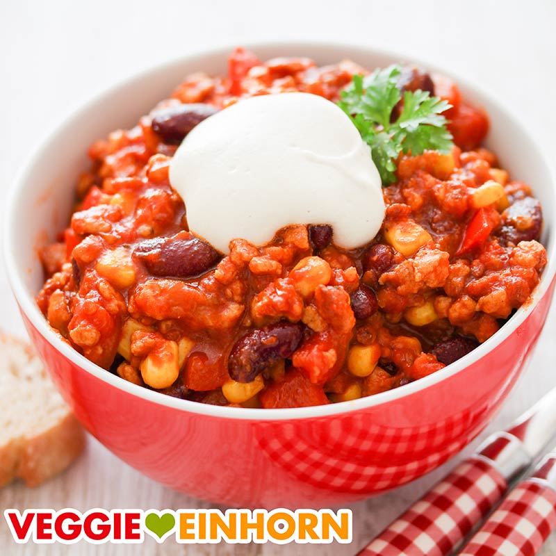 Eine Schale veganes Chili mit Schmand als Topping