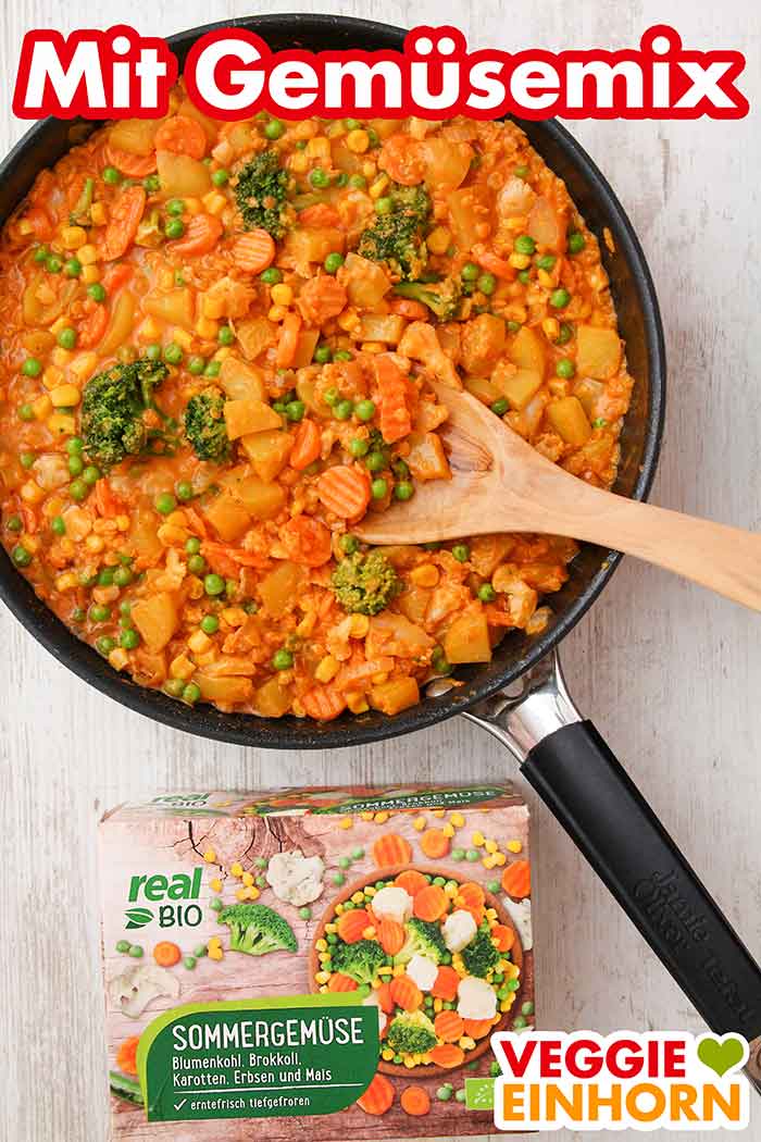 Kartoffel Curry mit roten Linsen und TK Gemüsemischung Veganes Curry in einer Pfanne und eine Packung tiefgekühlte Gemüsemischung