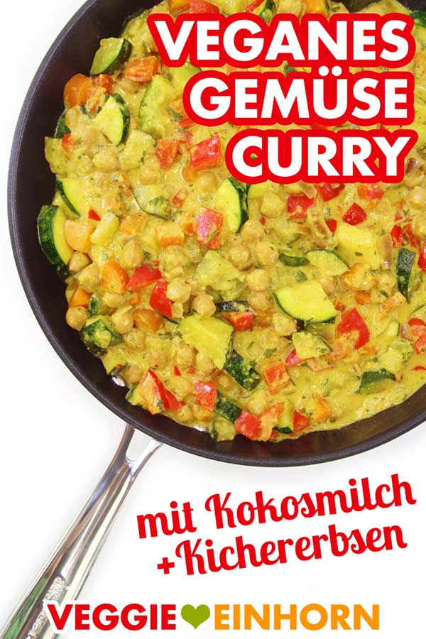 Veganes Gemüse Curry mit Kokosmilch und Kichererbsen in Pfanne