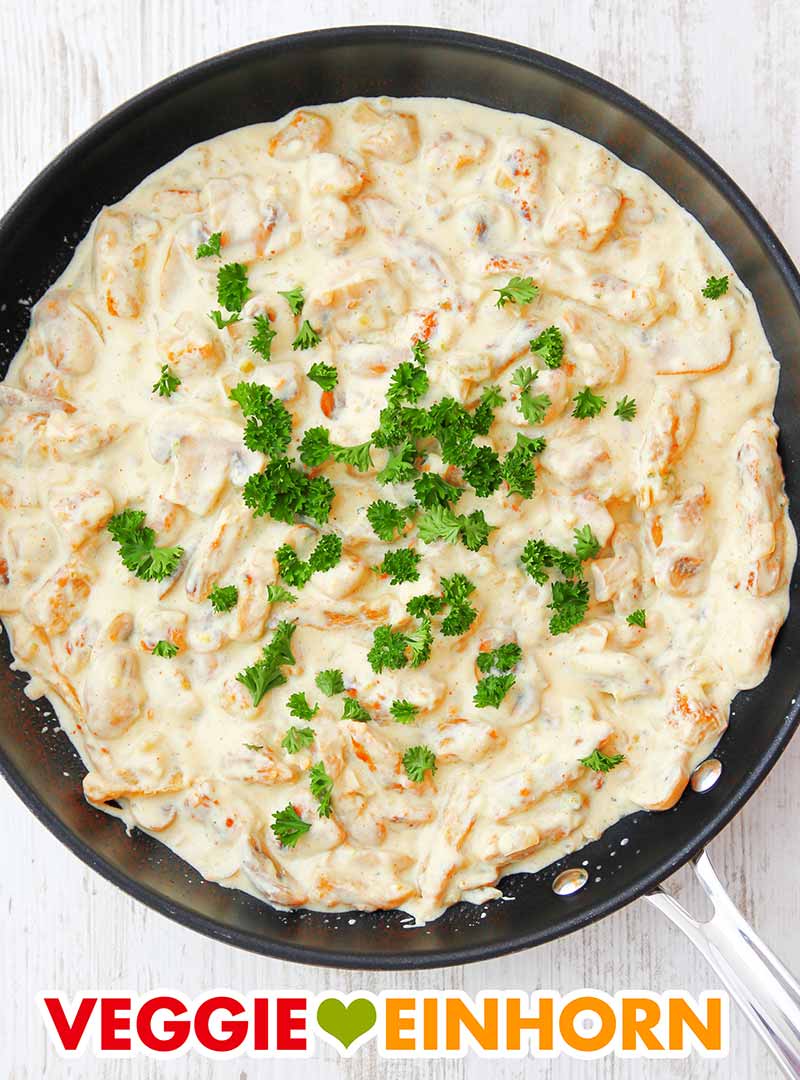Veganes Soja Geschnetzeltes in einer Pfanne