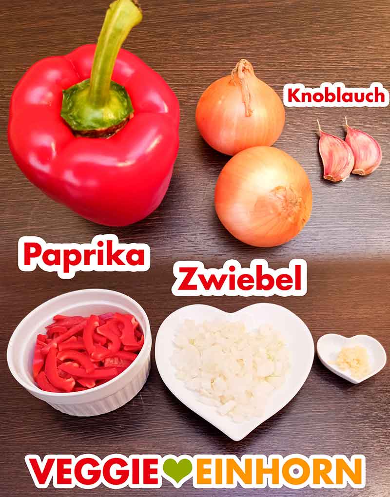 Gemüse für das vegetarische Gulasch Paprika, Zwiebel und Knoblauch für das vegane Gulasch