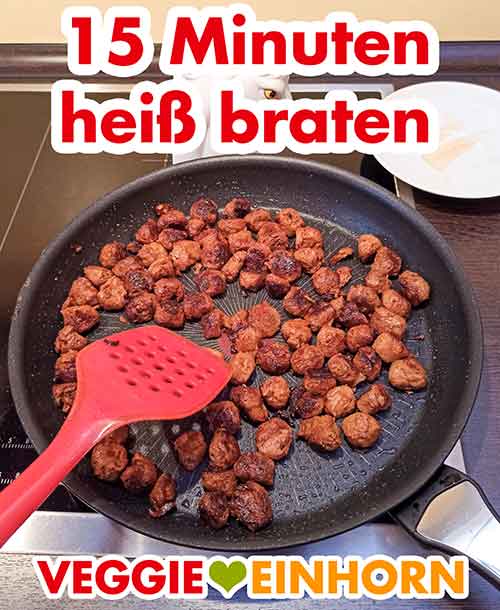 Braten der Soja Würfel in der Bratpfanne Die Sojawürfel werden in der Pfanne gebraten