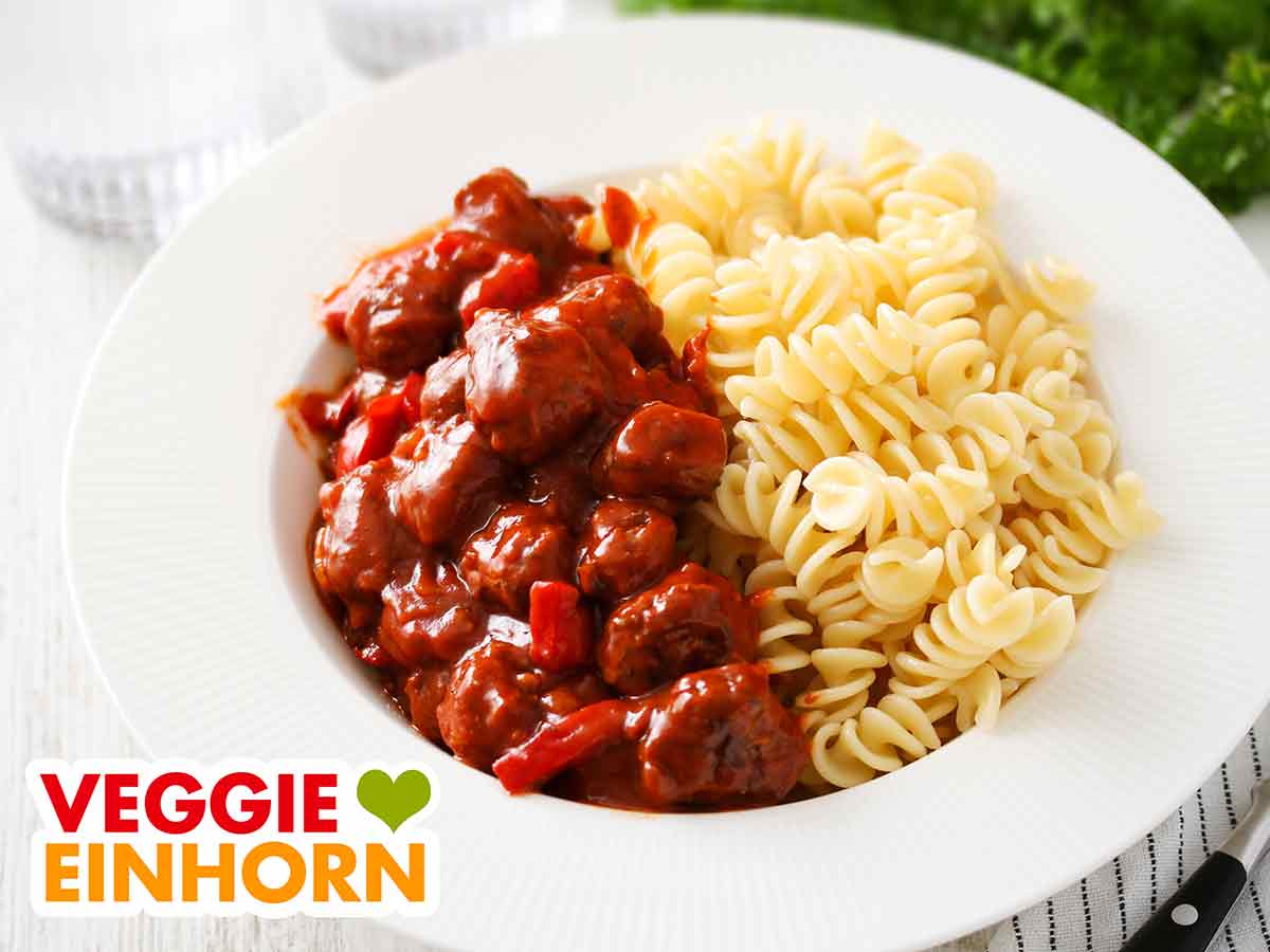 Ein Teller vegetarisches Gulasch mit Nudeln