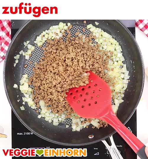 Zwiebeln und veganes Hackfleisch in der Pfanne