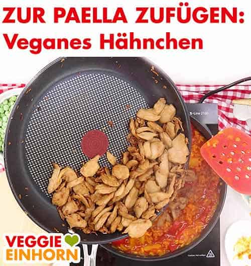 Veganes Hähnchenfilet wird zu Paella zugefügt