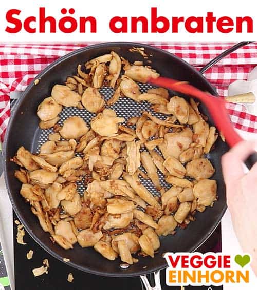 Veganes Hähnchenfleisch in Pfanne anbraten