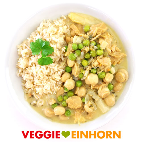 Veganes Hühnerfrikassee | Einfaches Rezept für VEGANES Hühnerfrikassee mit Reis, Spargel, Champignons und Erbsen. Schnelles veganes Mittagessen oder Abendessen. Vegan und glutenfrei. Mit veganen Filetstücken Hähnchen-Art. Einfach vegan kochen: Rezept mit VIDEO und Schritt für Schritt Anleitung. #VeggieEinhorn