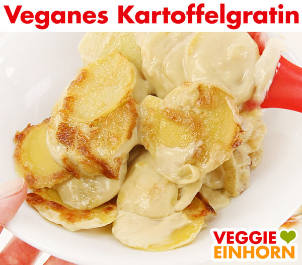 Veganes Kartoffelgratin auf Teller servieren Veganes Kartoffelgratin auf Teller servieren