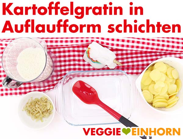 Veganes Kartoffelgratin in Auflaufform schichten Veganes Kartoffelgratin in Auflaufform schichten