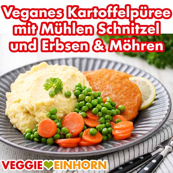 Veganes Kartoffelpüree als Beilage zu veganem Schnitzel Ein Teller mit Kartoffelpüree, veganem Schnitzel und Erbsen und Möhren