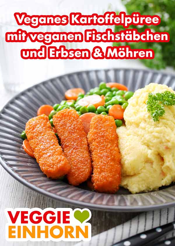 Kartoffelpüree als Beilage zu veganen Fischstäbchen Ein Teller mit Kartoffelpüree, veganen Fischstäbchen und Gemüse