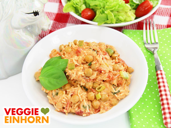 Veganes Curry mit Reis und Kichererbsen auf dem Teller