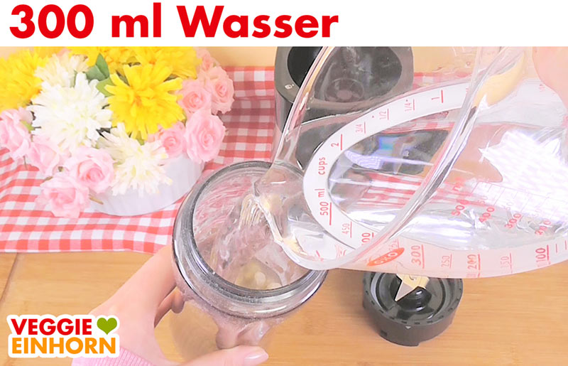 Wasser in den Mixer zufügen