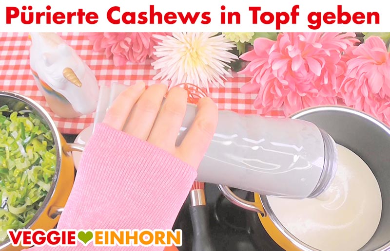 Vegane Cashewsahne in einen Topf geben