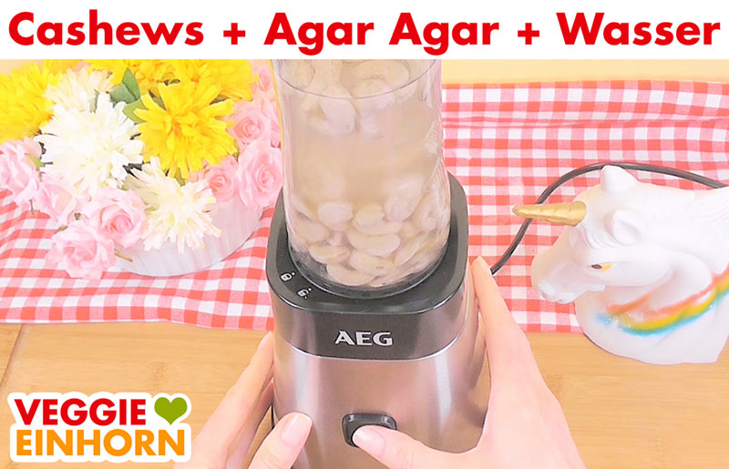 Cashewkerne, Agar-Agar und Wassser im Standmixer pürieren