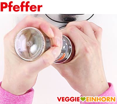 Veganes Tahin Joghurt Dresssing würzen mit Pfeffer Veganes Tahin Joghurt Dresssing würzen mit Pfeffer