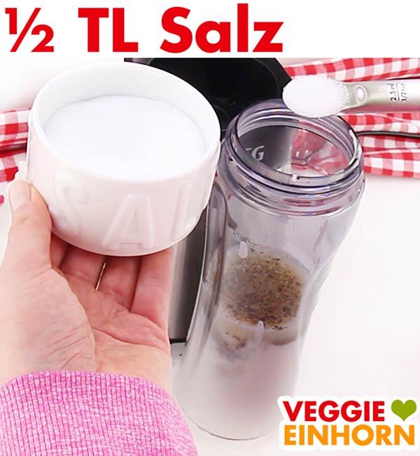 Veganes Tahin Joghurt Dressing würzen mit Salz Veganes Tahin Joghurt Dressing würzen mit Salz