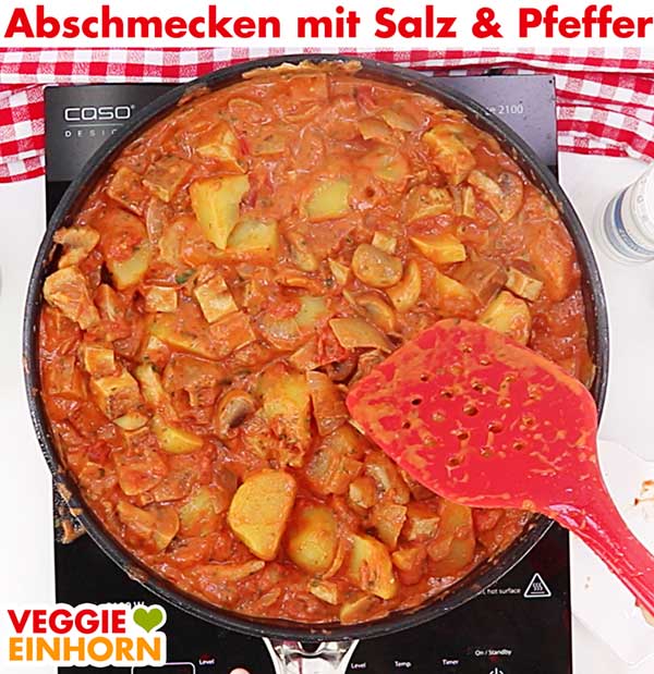 Tofu Gulasch abschmecken mit Salz und Pfeffer Tofu Gulasch abschmeckern mit Salz und Pfeffer