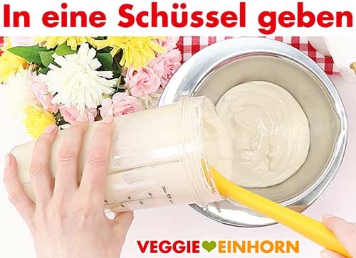 Veganes Tzatziki in Schüssel geben