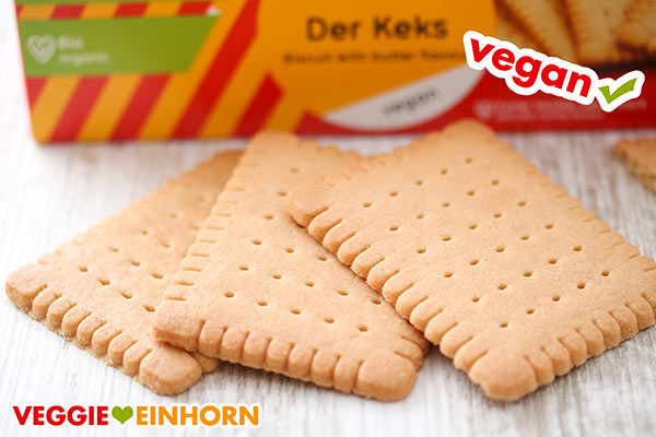 Veganz Bio Butterkekse Drei vegane Bio Butterkekse liegen auf dem Tisch