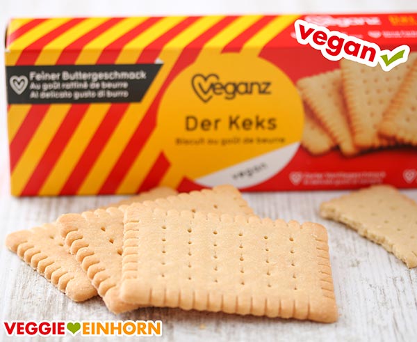 Veganz Butterkekse Drei vegane Butterkekse liegen vor der Packung