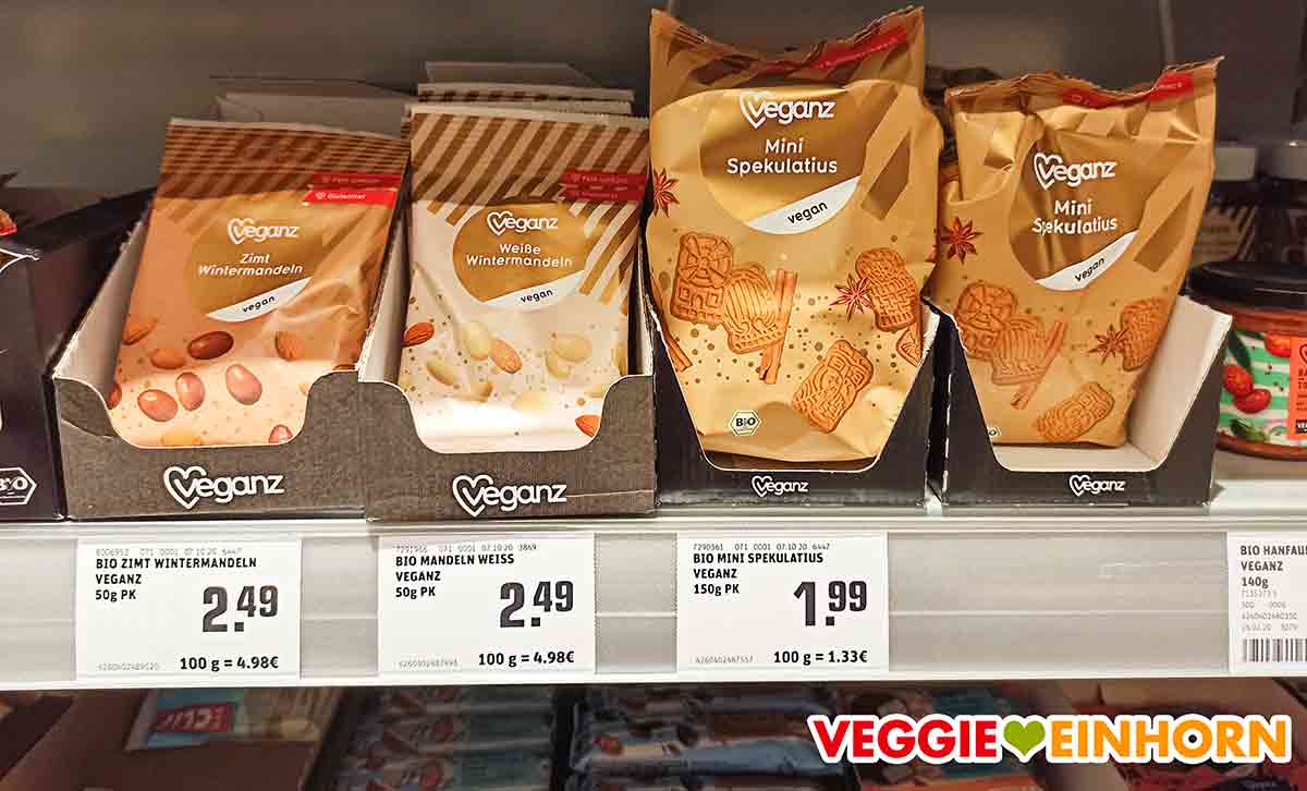 Veganz Wintermandeln und Mini Spekulatius im Supermarktregal Veganz Wintermandeln und Mini Spekulatius im Supermarkt Regal