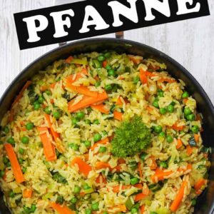 Eine Servierpfanne mit vegetarischer Curry Reis Pfanne