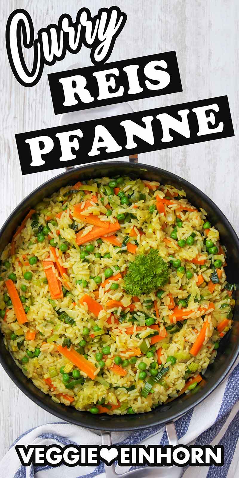 Eine Servierpfanne mit vegetarischer Curry Reis Pfanne