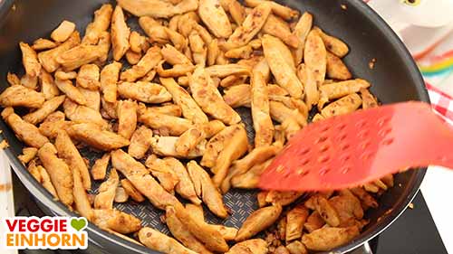Vegetarischer Hähnchen Ersatz aus Sojaschnetzeln in der Pfanne Vegetarischer Hähnchen Ersatz aus Sojaschnetzeln in der Pfanne