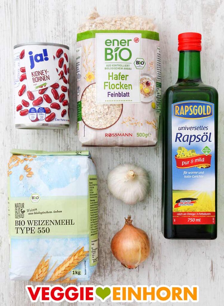Verwendete Produkte für Kidneybohnen Burger Eine Dose Kidneybohnen, eine Packung Haferflocken, eine Flasche Rapsöl, eine Packung Weizenmehl Type 550, eine Knolle Knoblauch und eine kleine Zwiebel