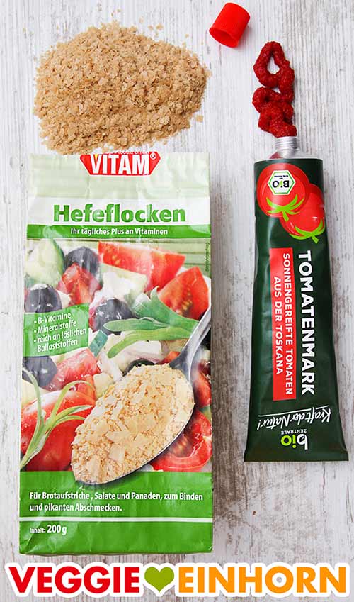 Hefeflocken und Tomatenmark Eine Packung Hefeflocken und eine Tube Tomatenmark