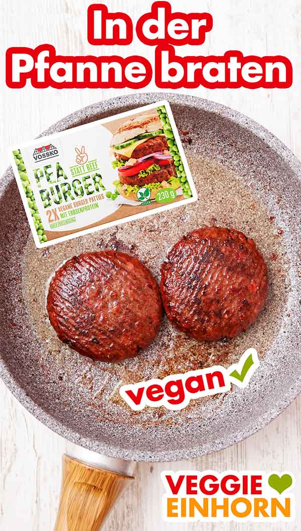 Die Vossko Pea Burger braten in der Pfanne mit Bratöl. Zwei Pea Burger in einer Bratpfanne