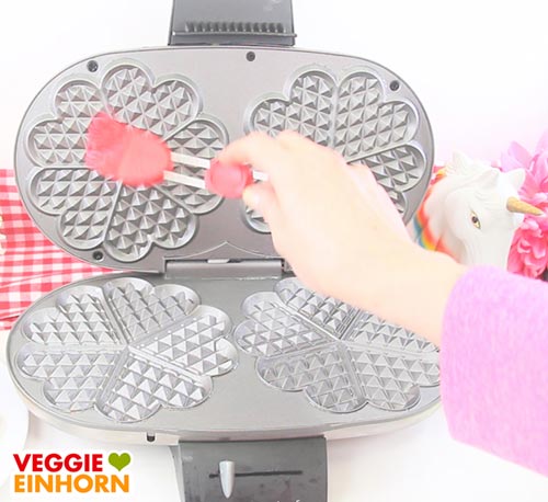 Waffeleisen einfetten mit Backpinsel
