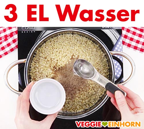 Zufügen von etwas Wasser etwas Wasser zufügen zur Nuss-Mandel-Masse