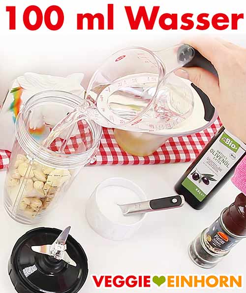 Wasser in den Mixbecher geben