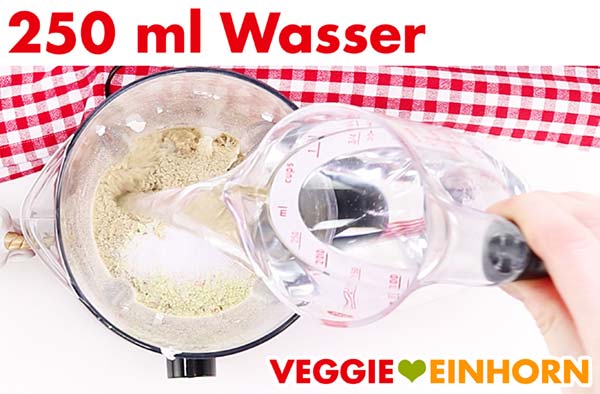 Wasser in den Standmixer geben Wasser in den Standmixer geben