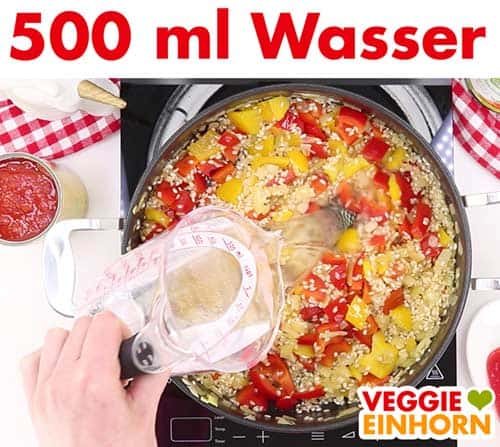 Wasser wird in Pfanne gegossen