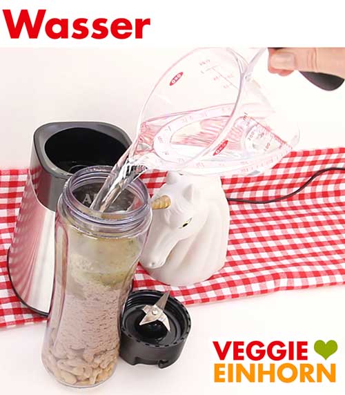 Wasser für die Soße Wasser in den Standmixer-Behälter einfüllen