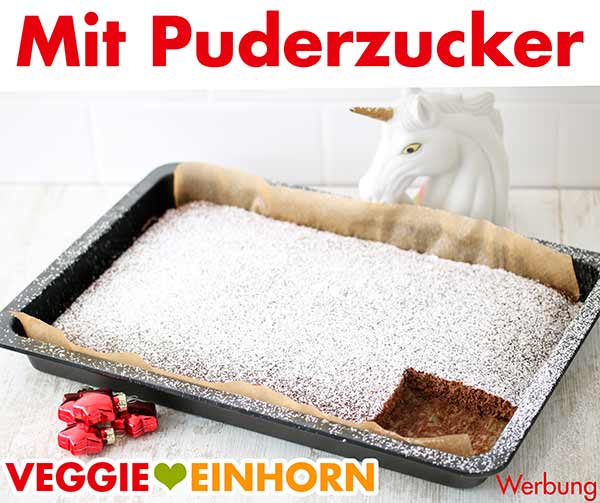 Blechlebkuchen mit Puderzucker Lebkuchen auf dem Backblech mit Puderzucker bestreut