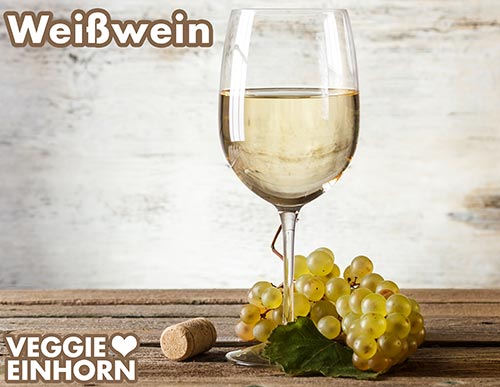 Weißwein in einem Glas und weiße Trauben