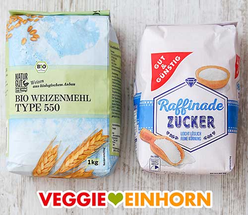 Weizenmehl und Zucker Eine Packung Weizenmehl Type 550 und eine Packung Zucker