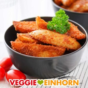 Würzige panierte Kartoffel Spalten in einer schwarzen Schale