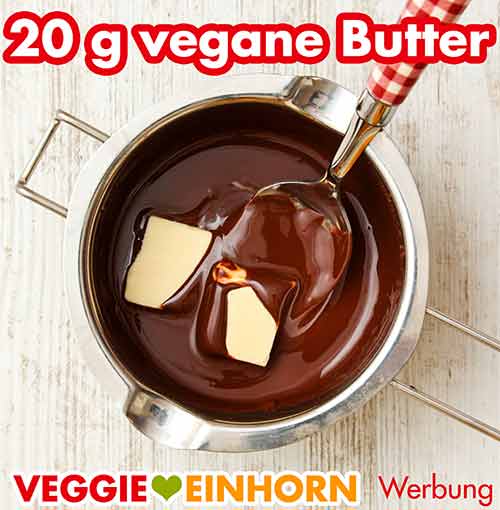 Vegane Butter wurde zugefügt. Vegane Butter mit der geschmolzenen Zartbitterkuvertüre in der Schmelzschale