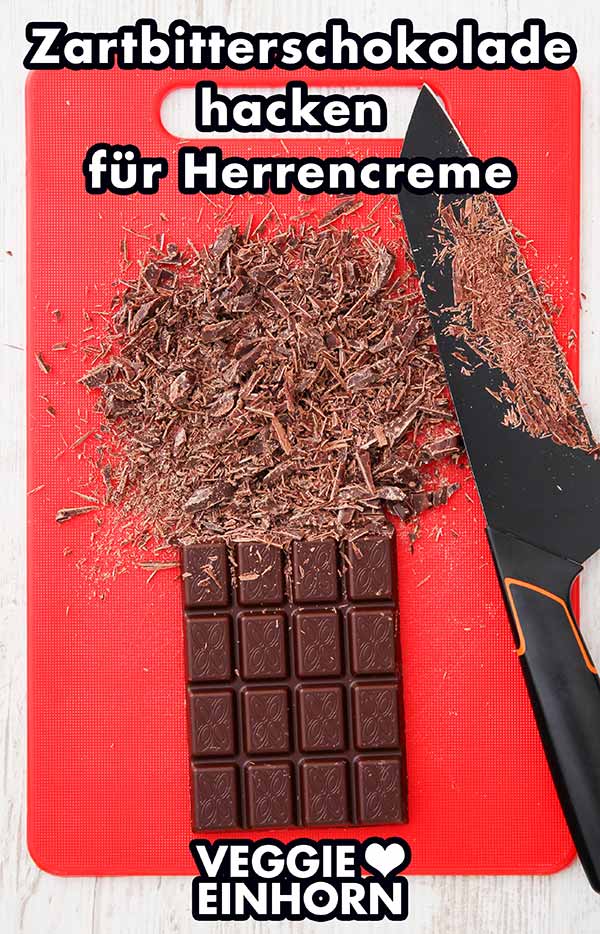 Vegane Zartbitterschokolade für Herrencreme Eine Tafel vegane Zartbitterschokolade auf einem Schneidebrett mit einem Messer