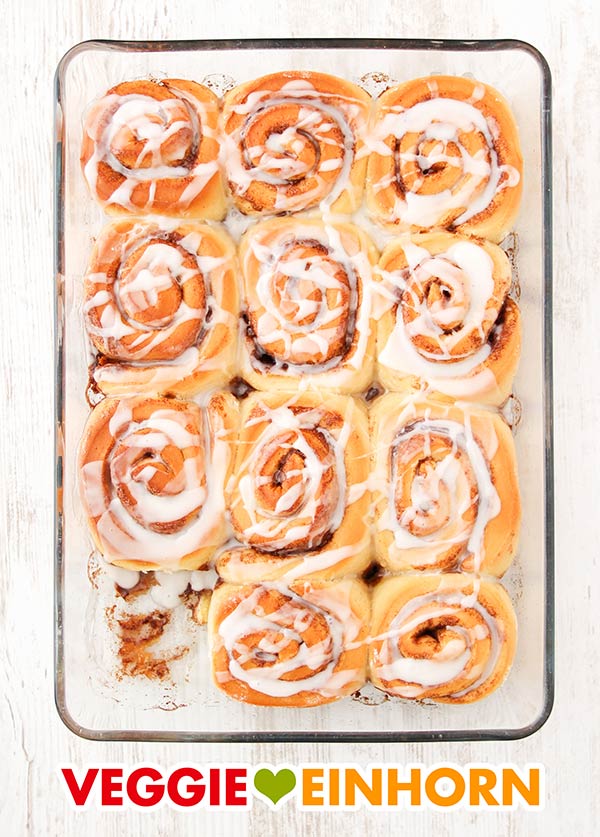Vegane Zimtschnecken mit Zuckerglasur in einer Auflaufform Auflaufform mit veganen Zimtschnecken
